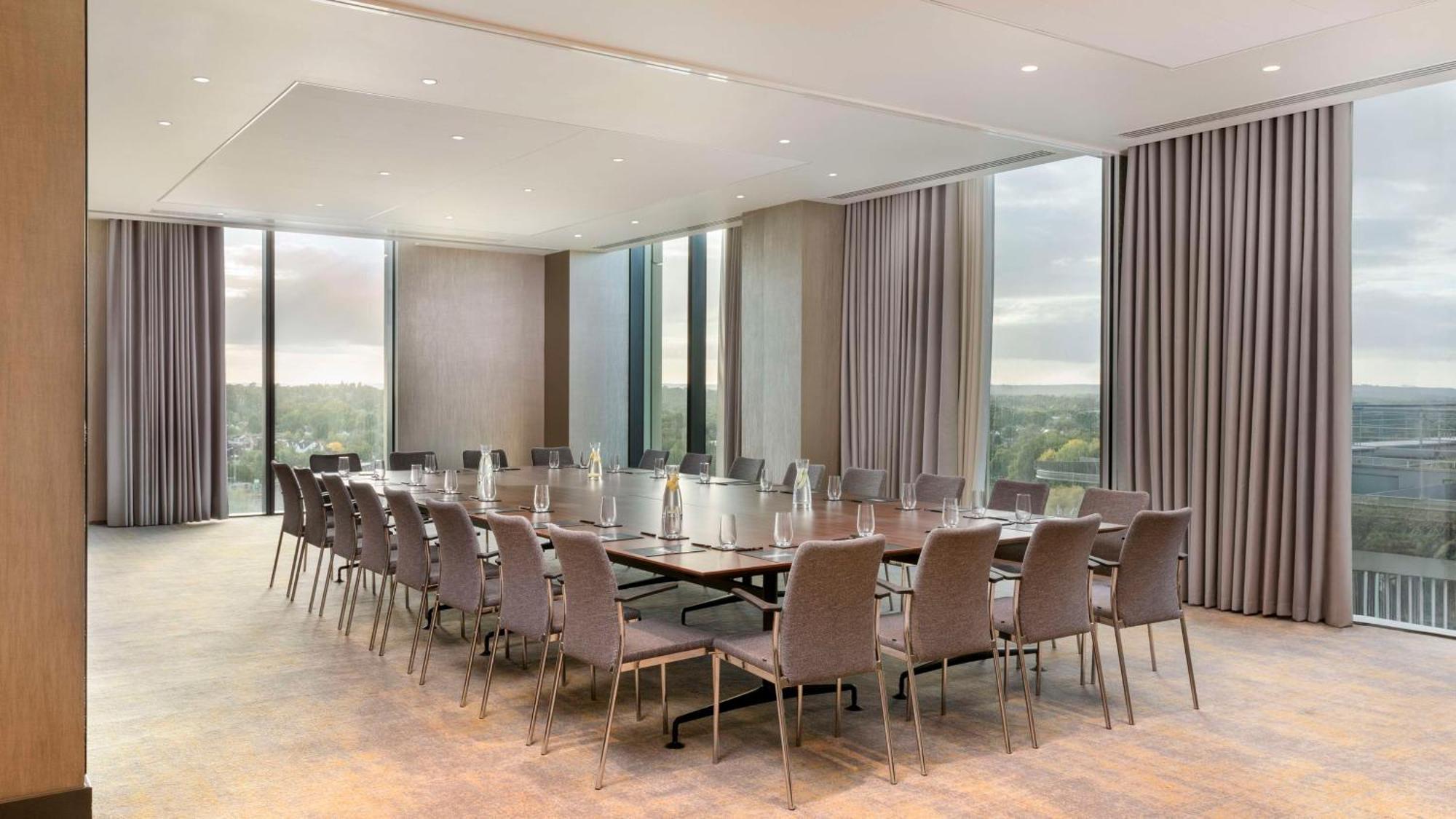 Hotel Hilton Woking Exterior foto