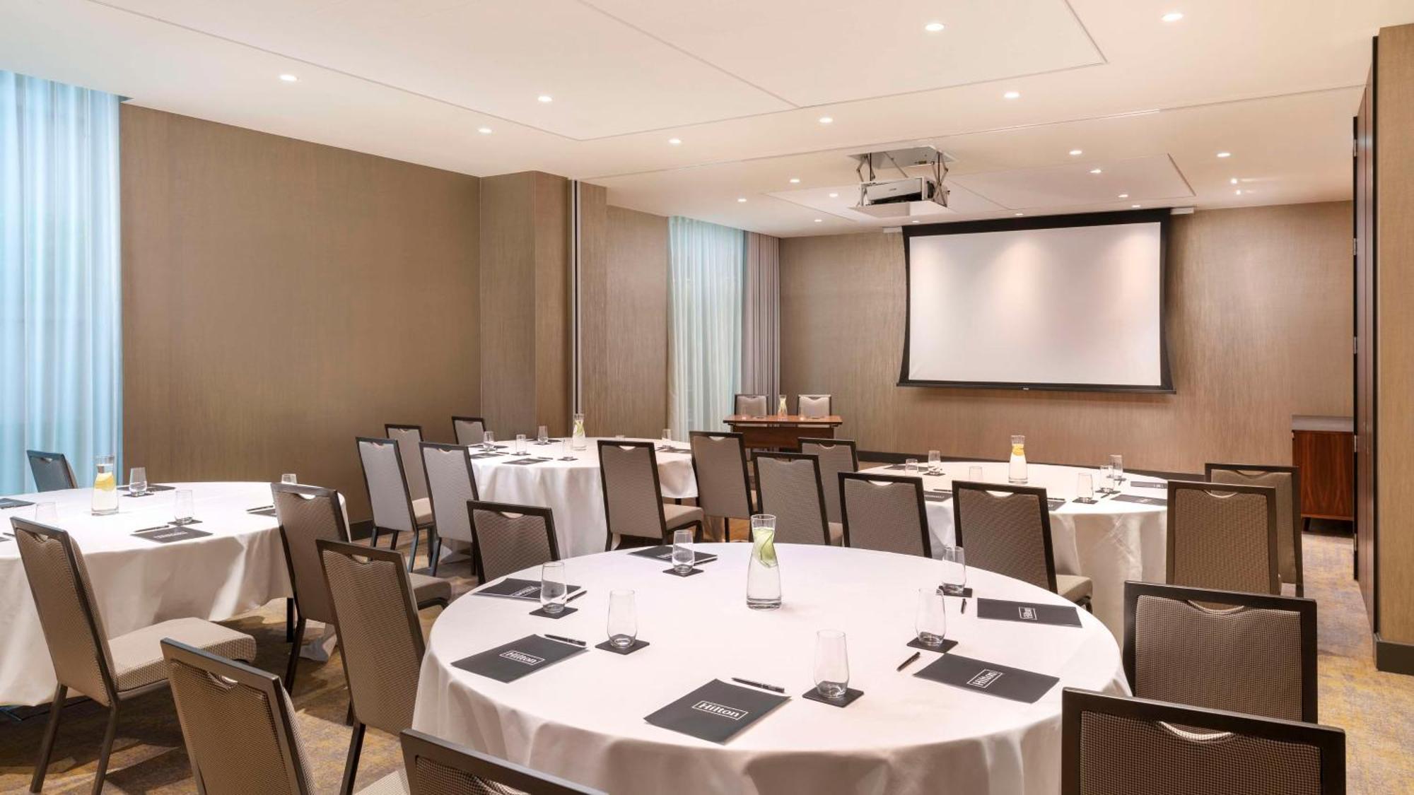 Hotel Hilton Woking Exterior foto